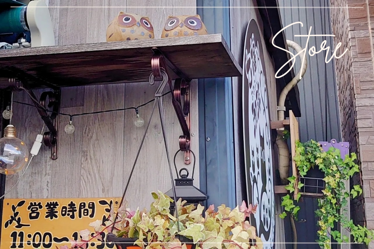 七福珈琲の店頭ディスプレイ｜館林でクレープが人気のテイクアウト店